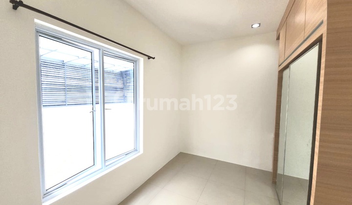 Rumah full furnished 2,5 tingkat di komplek mutiara residence 2