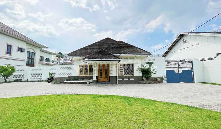 Rumah dengan Halaman Luas Lokasi Pinggir Jalan Cut Nyak Dien