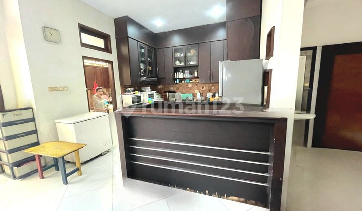 Rumah Mewah Semi Furnished di Komplek The Crown 2