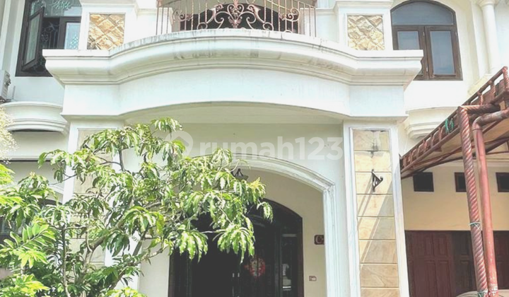 Rumah Mewah Semi Furnished di Komplek The Crown Rumah Mewah Semi Furnished di Komplek The Crown