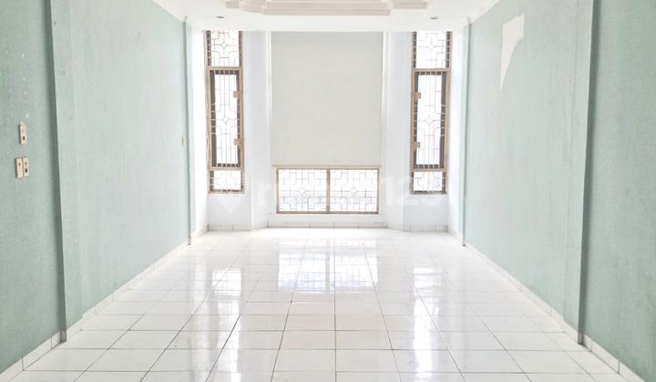 Affordable 4-story shop rental on Krakatau Street. 2