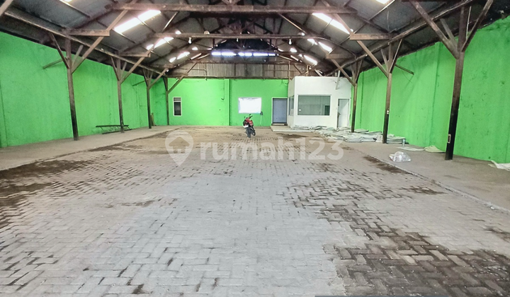 Spacious 1125m² warehouse on the side of Jalan Aluminium Raya.