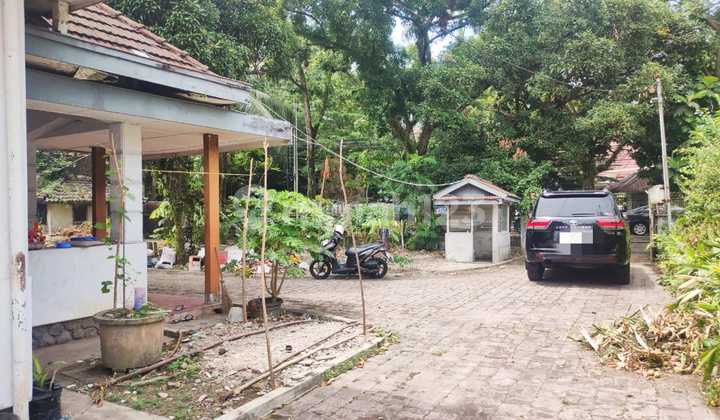 Villa with a Spacious Yard on the Side of the Main Road Jl Haji Misbah