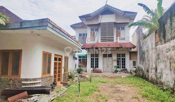 VILLA DENGAN HALAMAN LUAS DI PINGGIR JALAN UTAMA HAJI MISBAH 1