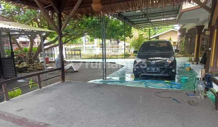 Rumah Luas 300 Mtr dengan Halaman Luas di Jalan Eka Warnj 2