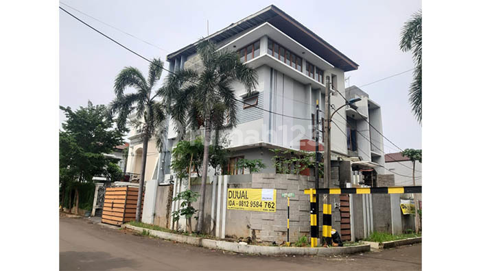 Hoek House and Body in Janur Kuning, Kelapa Gading