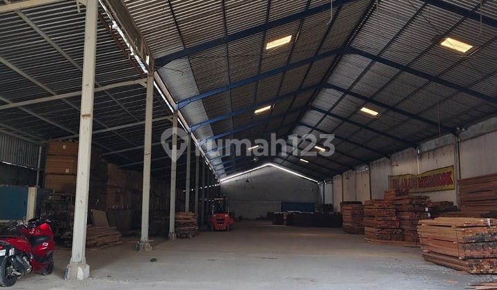 Translated to English: "Warehouse for Rent in Wijaya Kusuma Industrial Area" 1