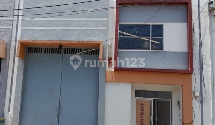 Gudang Siap Pakai di Banyu Urip Dekat Pusat Kota