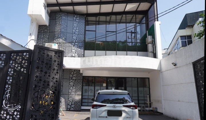 Rumah Komersial 0 Jalan Raya Siap Pakai di Surabaya Pusat