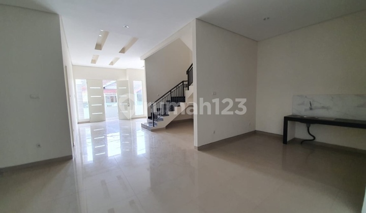 Minimalist New House in Manyar, Spacious Design 2