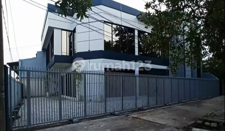 Spacious Shop House for Rent on Raya Kenjeran, Suitable for Offices 1