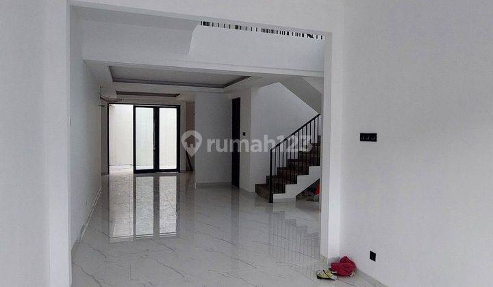 Rumah Baru Minimalis Di Manyar, Kamar Tidur Besar 2