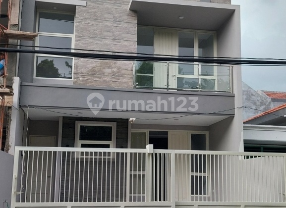 New House in Manyar Tompotika Close to the City Center