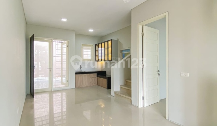 Pakuwon City House Ready to Occupancy with AC and Kitchen Set Pakuwon City House Ready to Occupancy with AC and Kitchen Set