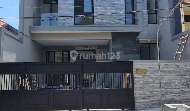 Rumah Baru 4 Kamar, Depan Taman Di Mulyosari, Lokasi Strategis 1