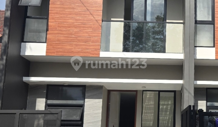 Rumah Baru di Baruk Dekat Raya Merr, Desain Bagus