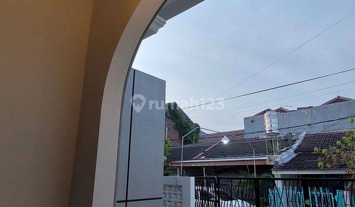 Rumah Baru Modern Di Mulyosari, Selangkah Ke Pakuwon City 2