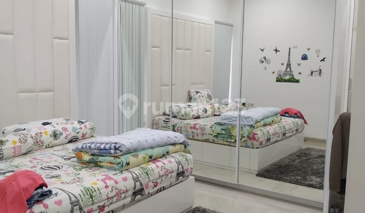 Minimalist Hook House in Manyar Near the City Center 2