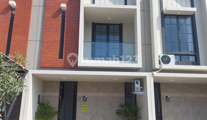 Rumah Baru Modern 1 M An Di Pantai Mentari, Surabaya Timur 1