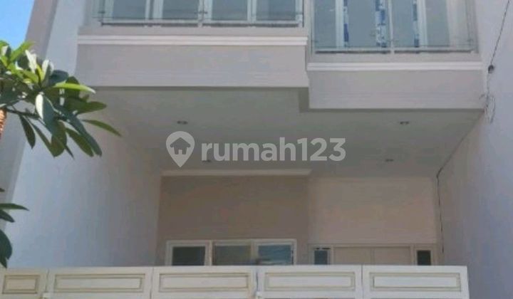 New Nice 2-Story House with SHM in Mulyosari New Nice 2-Story House with SHM in Mulyosari