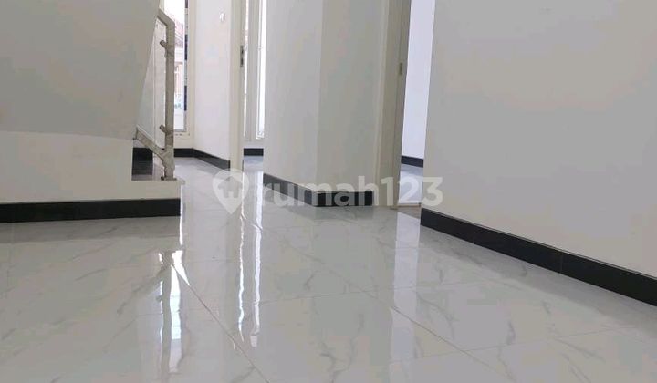 New Nice 2-Story House with SHM in Mulyosari New Nice 2-Story House with SHM in Mulyosari