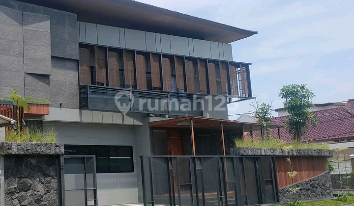 Rumah Baru Bagus Di Manyar Dengan Waterfall