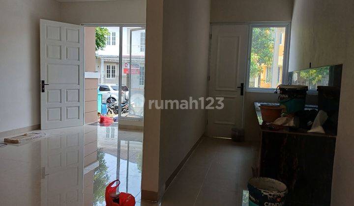 Rumah bagus baru siap renovasi total hanya lima menit ke pnntu toll di Kota Wisata 2