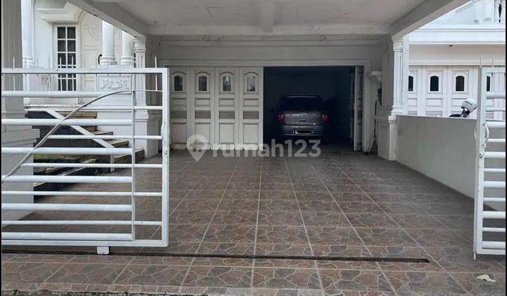 Rumah mewah boulevard hanya tiga menit ke pintu toll di Kota Wisata 2