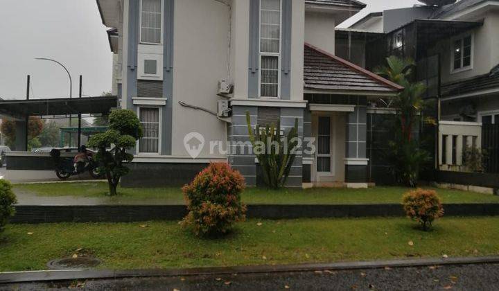 Rumah bagus hook dan depan taman hy lima menit ke pintu tol di Kota Wisata 1