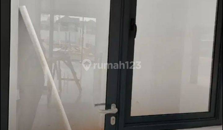 Ruko baru siap huni hanya lima menit ke pintu toll di Kota Wisata 2