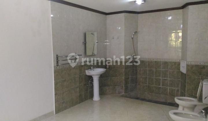 Dijual Rumah Luas Strategis di Tebet Timur Dalam – Akses Mudah  Garasi Besar 2