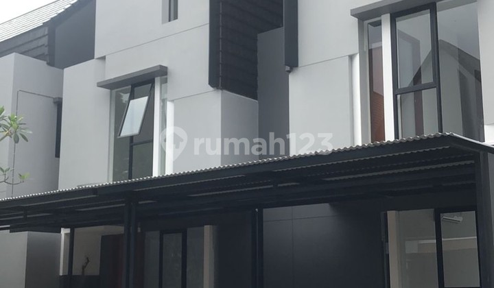 Rumah Baru Modern Dekat Mabes TNI Cilangkap dan Halim Rumah Baru Modern Dekat Mabes TNI Cilangkap dan Halim