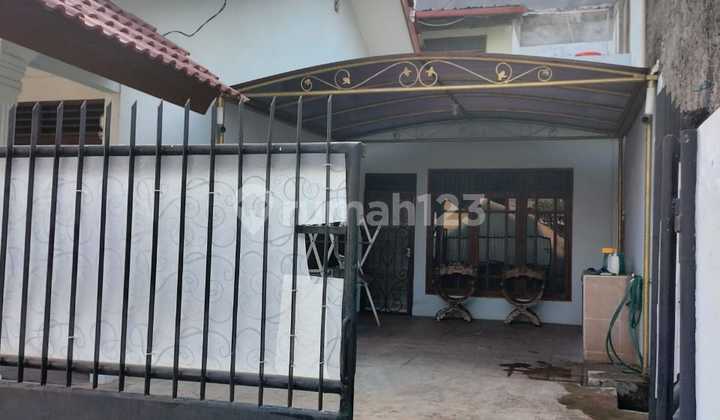Charming Comfortable House in AL Complex, Just a Step Away from Jatibening Toll Gate 2