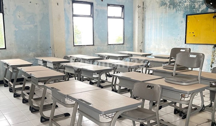 Gedung Sekolah Siap Pakai dengan Parkir Luas Bekasi