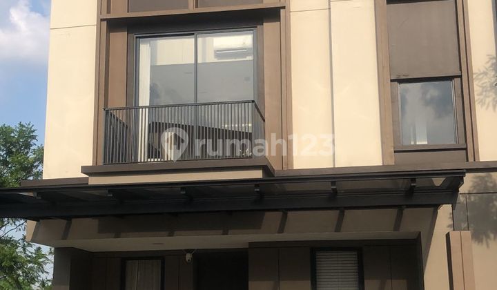 Dijual rumah 3 lantai di Cluster Rivella, Altea Boulevard Cibubur Dekat tol Jatikarya, fasilitas premium,
