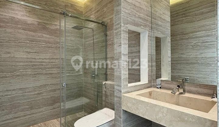 Rumah Hook Eksklusif Pakubuwono, Balkon & Taman Luas