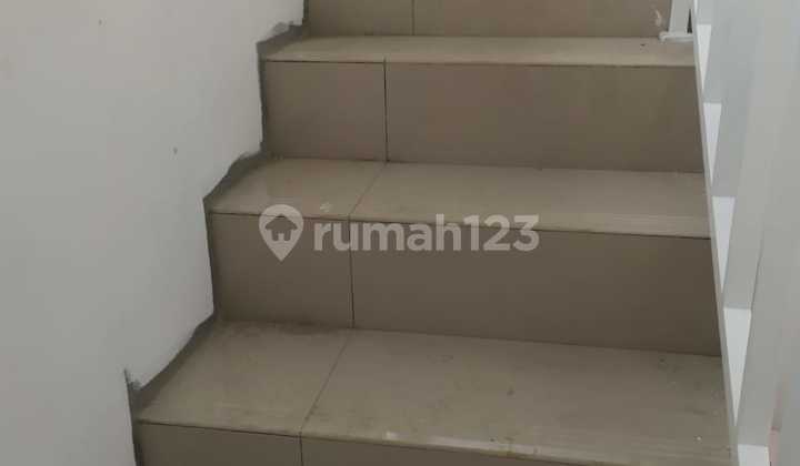 Rumah cantik 2 lantai dengan interior dalamnya klasik mewah daerah jakarta timur 2