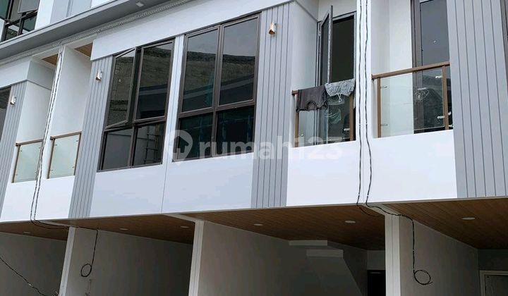 Luxury House in Setia Budi, South Jakarta, Strategic Location