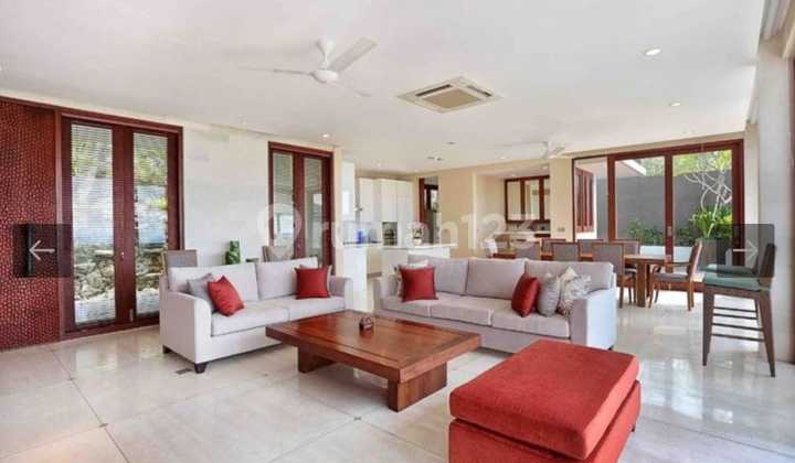 Dijual villa mewah dengan pemandangan laut yang indah