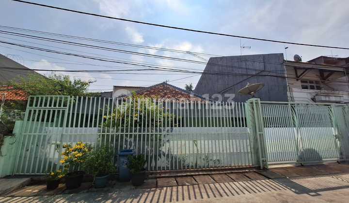 Urgent! Rare Strategic Old House in Jelambar - Land 420m², Suitable for Luxury Residence or Investment