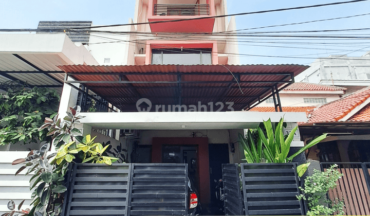 Rumah 3,5 Lantai Semi-Furnished di Kebayoran Baru, Jakarta Selatan #HR 1