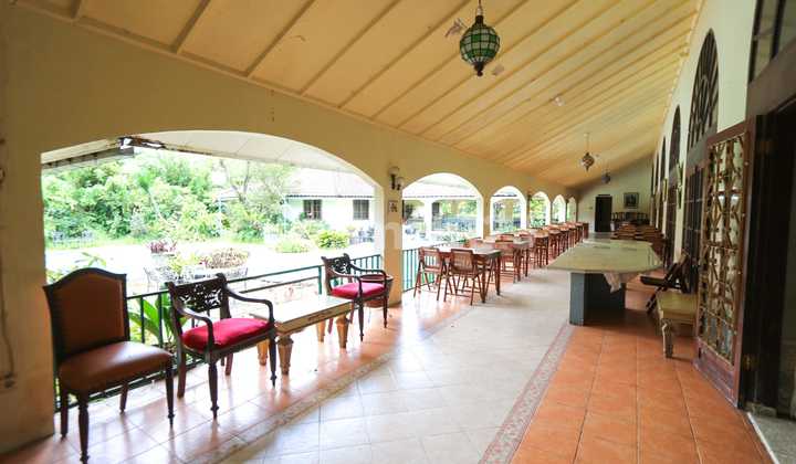 Villa Bergaya Klasik dengan Udara Sejuk di Puncak Cimacan Cipanas