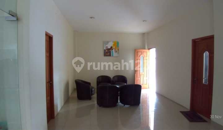 Gedung 3 Lantai Selangkah dari Bintaro dengan Parkir Luas