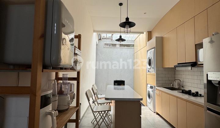 dapur rumah cantik terawat di buana