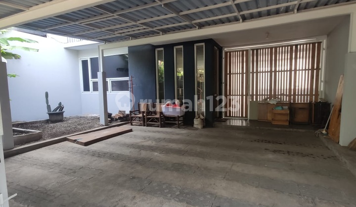 Comfortable and Lush Two-Story House in Front of a Park in Arcamanik, Bandung 2