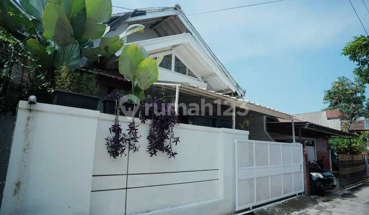 Asri Semi-Furnished House on Jalan Bahagia Margacinta, Buahbatu, Bandung 2