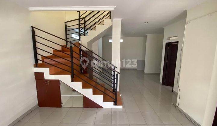 ruang keluarga rumah hook siap huni di