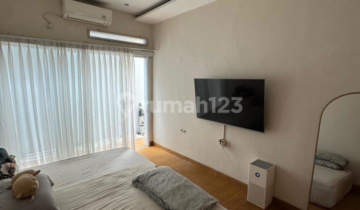 kamar tidur rumah cantik terawat di buana