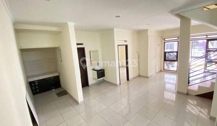 ruang keluarga rumah hook siap huni di