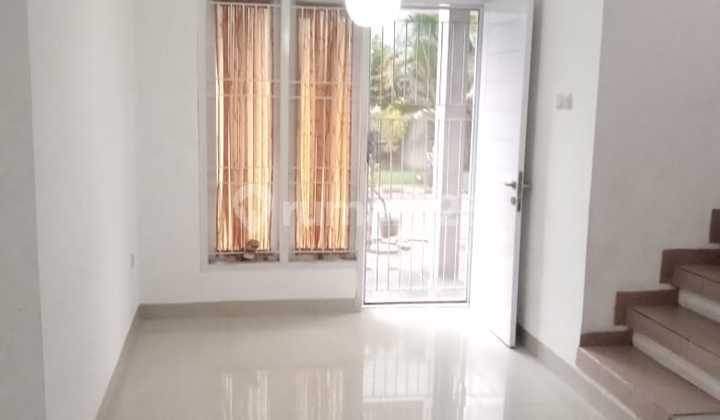 ruang tamu rumah buana soetta residence kota